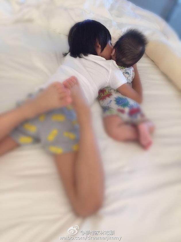 Kimi睡前搂着弟弟来个大kiss