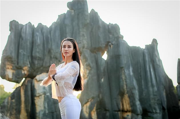 刚柔并济瑜伽精灵 母其弥雅峭壁优美身姿|唐季