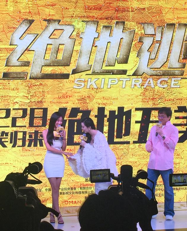 周玲安《 绝地逃亡 》发布会机智化解尴尬|成龙