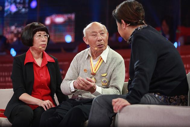 老兵向倪萍讲述长征故事。