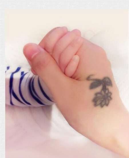 大S儿子满月母子温馨牵手