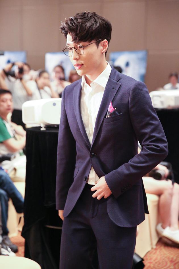 张艺兴书生扮相显斯文 谈感情戏面露羞涩|张艺