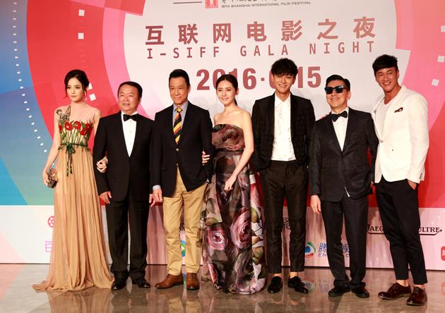 秋瓷炫（中）携剧组主创出席