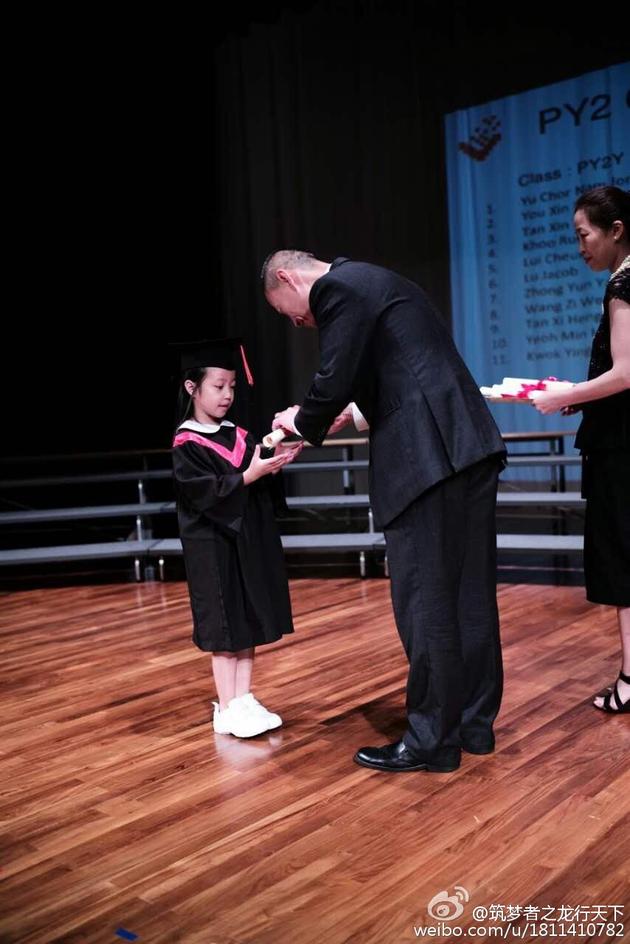 赵薇女儿小四月参加毕业典礼