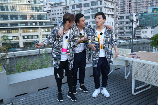 黄渤与队友互动