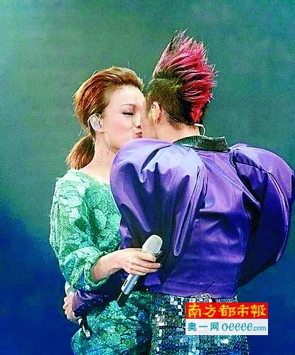 草蜢演唱会上亲容祖儿