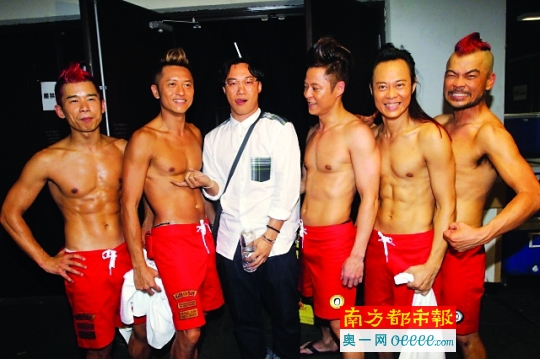 草蜢的舞台风格一直大胆,而这些,他们都说是“小意思!”