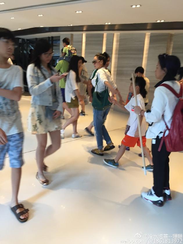 张柏芝牵两个儿子逛街