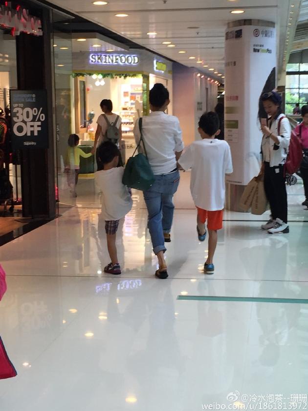 张柏芝牵两个儿子逛街