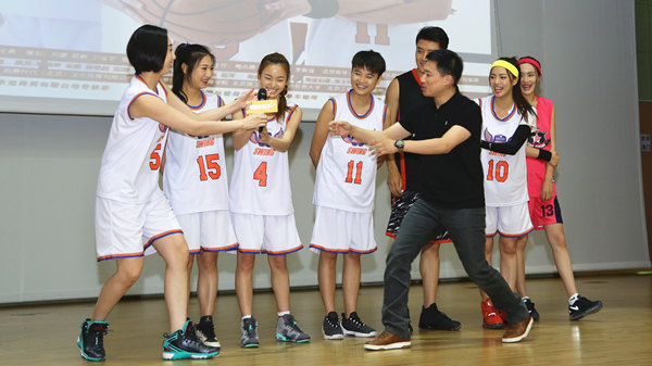 导演王稀与演员互动