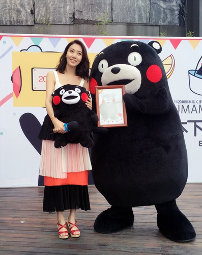 高露熊本熊互赠礼物