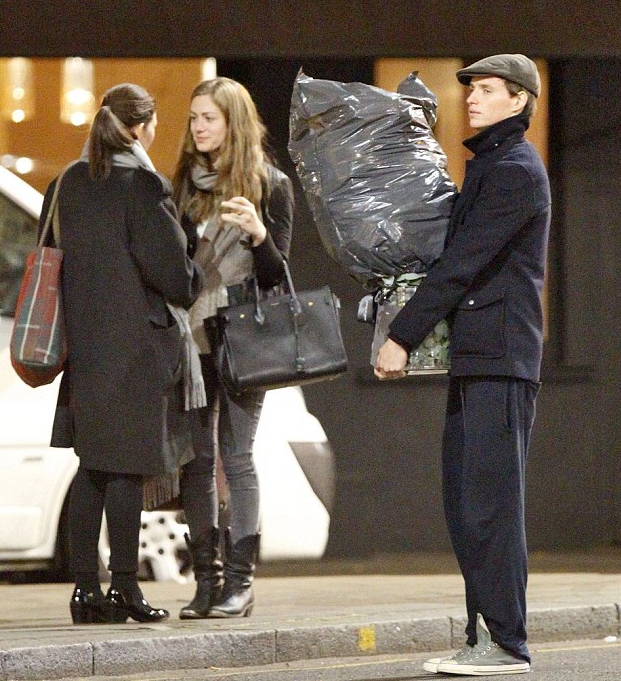 模范夫妻:老婆跟人聊天,老公抱树等