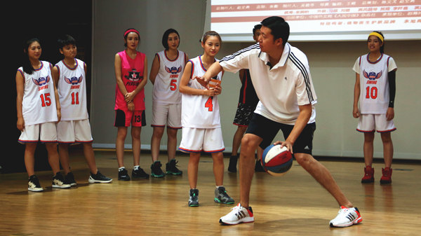 王治郅变身女篮教练