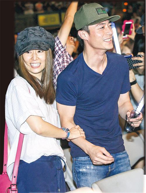 林心如与男友霍建华合体欣赏林忆莲演唱会,甜蜜蜜。