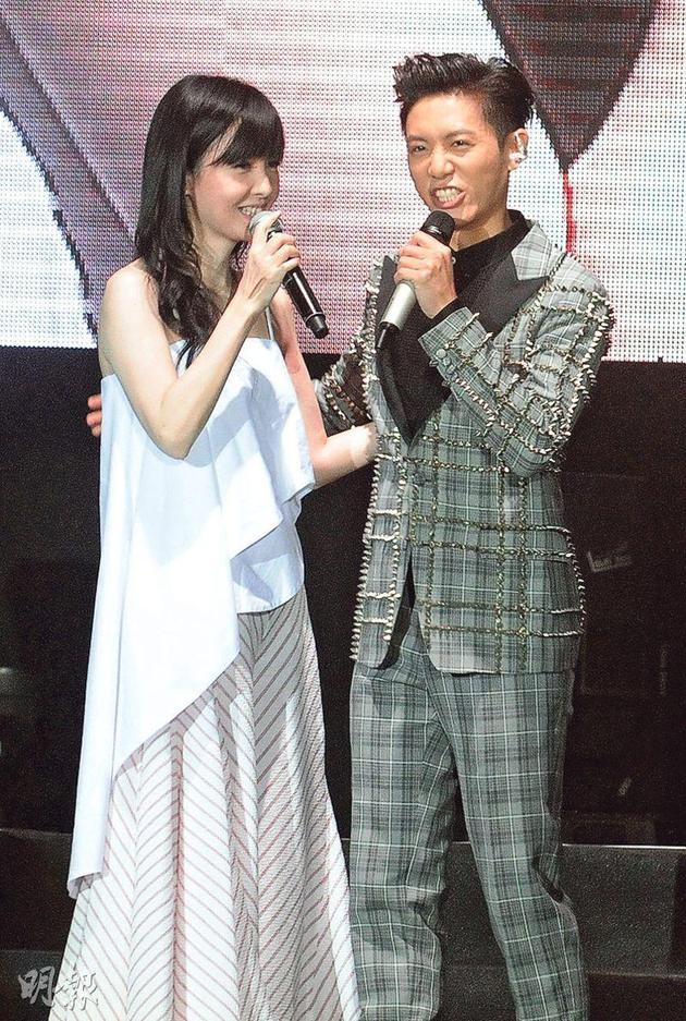 韦礼安(右)前晚(6月18日)在港举行演唱会,邀请“女神中的女神”周慧敏做嘉宾。