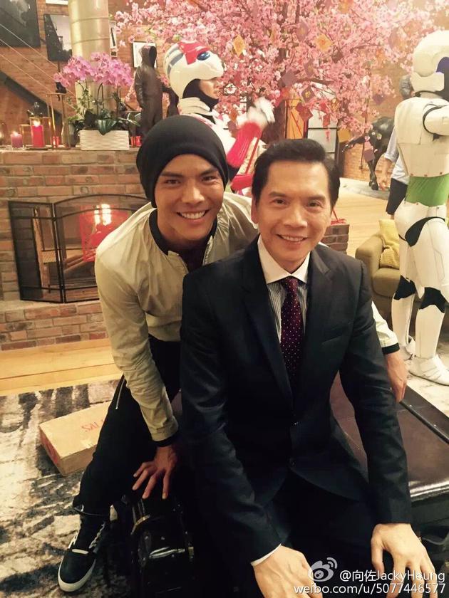 向佐晒合照感恩父亲向华强 网友惊呼太像|向佐