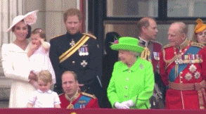 威廉王子蹲下来跟2岁的乔治小王子说话，却被女皇瞪着要求“站起来”