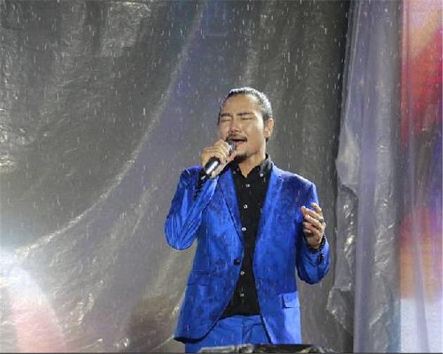 阿吉太冒雨献唱