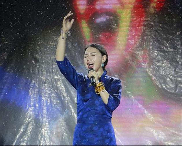 阿吉太开唱遇暴雨遭调侃