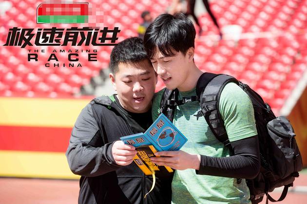 刘翔与表弟吉龙祥看任务