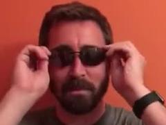 视频：李-佩斯一言不发连换墨镜 顽皮秀颜值