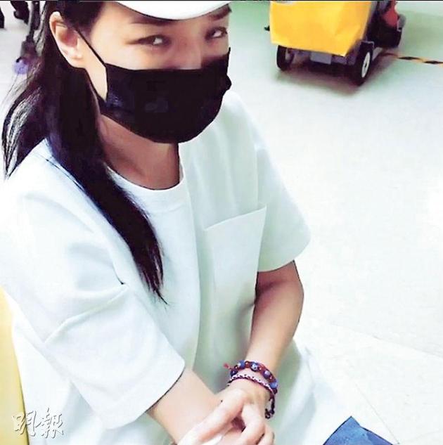 舒淇前往医院抽血,并用纱布按住伤口,虽然她戴着口罩仍难掩病容。