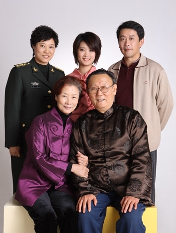 吴桂苓吕中家庭合照