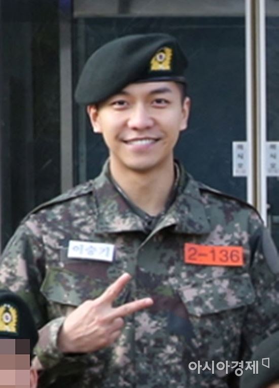 李昇基正在服兵役中