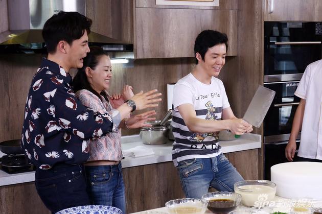 李云迪手执菜刀吓坏众人