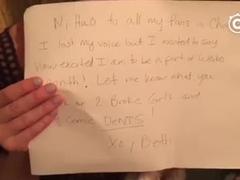 视频：《破产姐妹》Caroline生病失声抱狗狗问好