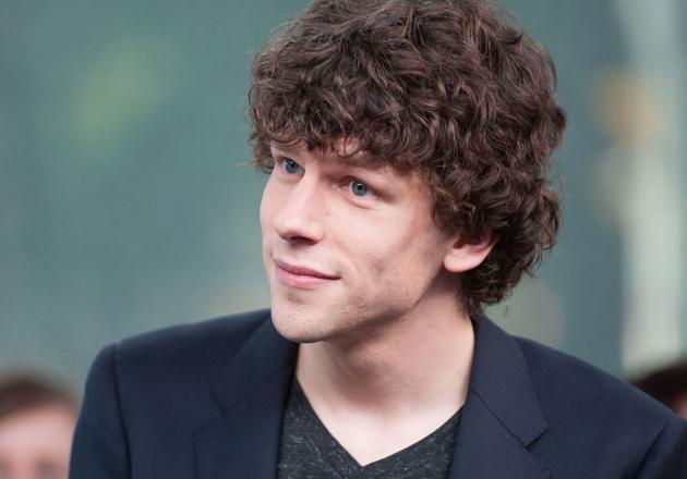 一头卷毛的杰西·艾森伯格