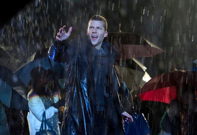 寸头卷西爱玩雨滴魔术