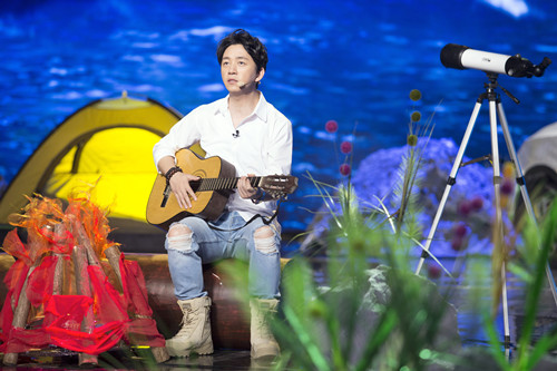 潘粤明致敬青春 唱黄磊经典《边走边唱》|潘粤