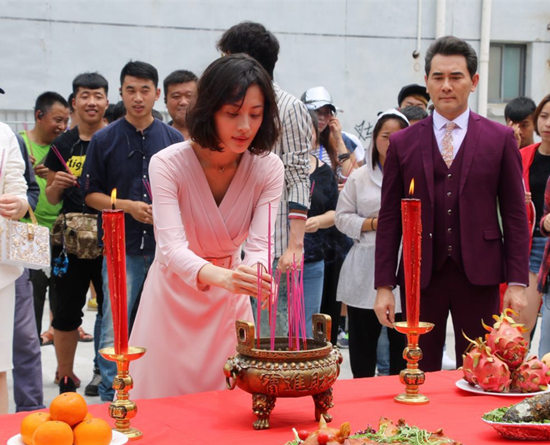 孔千千亮相开机仪式