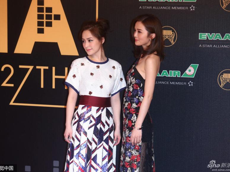 阿Sa侧颜超美阿娇露香肩