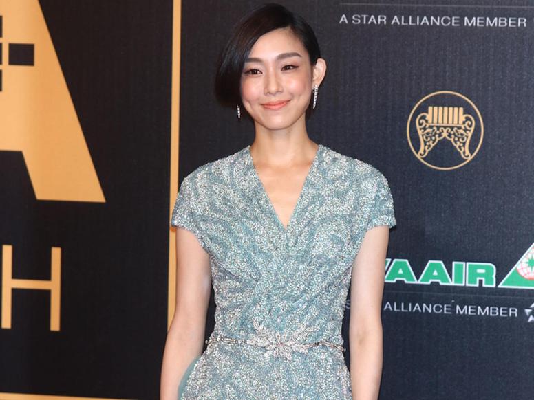 辣妈范玮琪短裙亮相红毯