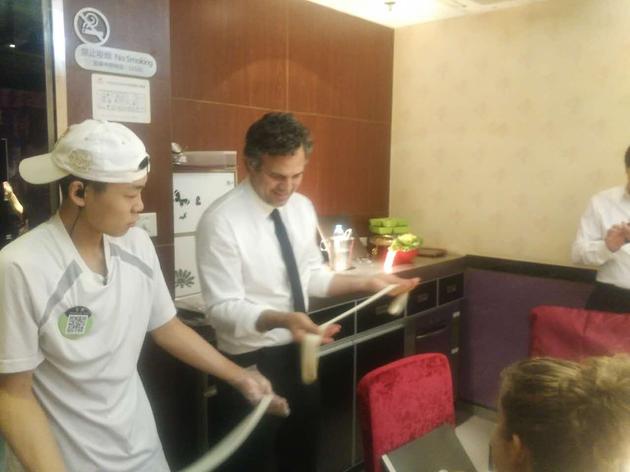 吃火锅还要跟人家学扯面