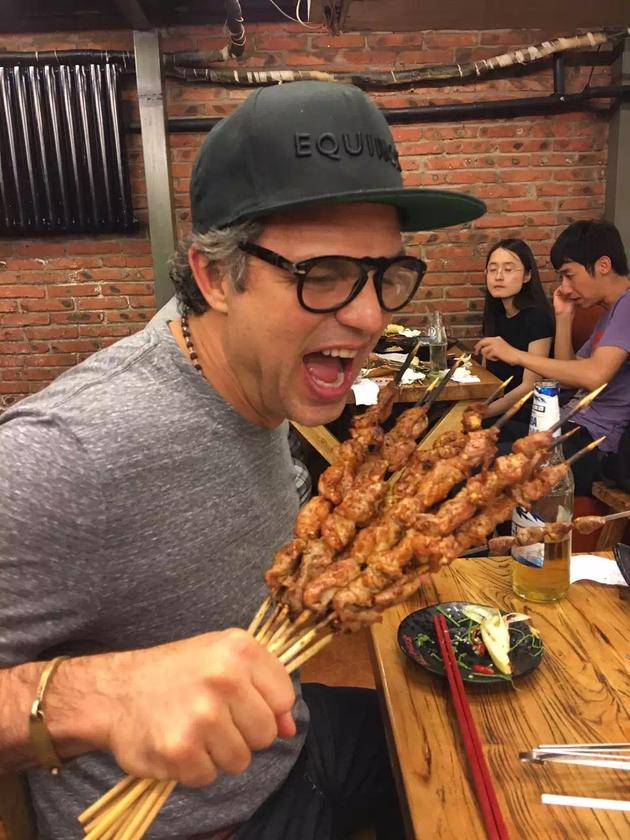 “绿巨人”撸起串来果然很强