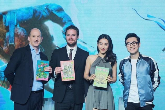 首映式上，罗伯.摩尔、糖哥、吴靖萱收获中国版神秘大礼——“1991年忍者神龟绝版漫画书”。