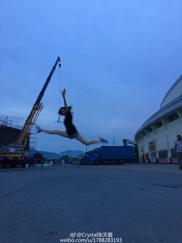 张天爱飞起秀长腿