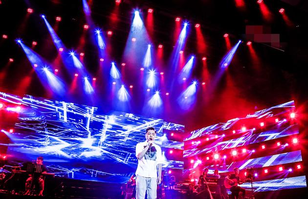 张磊演唱会感动磊妈落泪