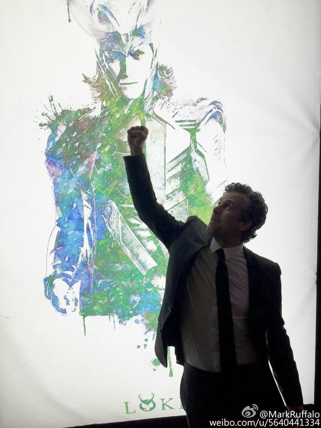 马克叔在举办首映礼的影院看到洛基的海报，对抖森喊话：“准备好打第二轮了吗？《雷神3》见！”