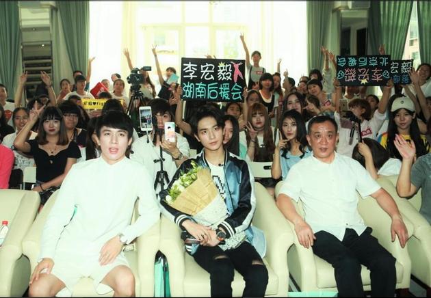 李宏毅18岁初中礼粉丝大牌生日送v初中|班会计划成人家人图片