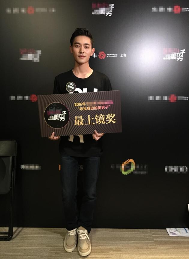 骆明劼接受颁奖