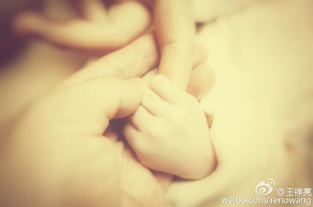 一家三口牵手照