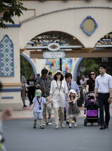 李英爱领龙凤胎逛游乐园