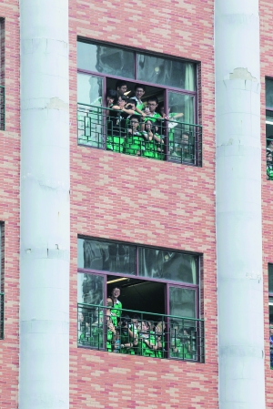 执信中学教学楼，不少学生挤到窗台遥望“贝影”
