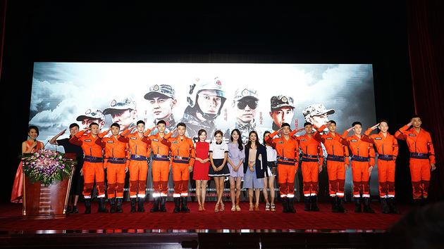 《特勤精英》吴弘制服加持帅气亮相发布会|包