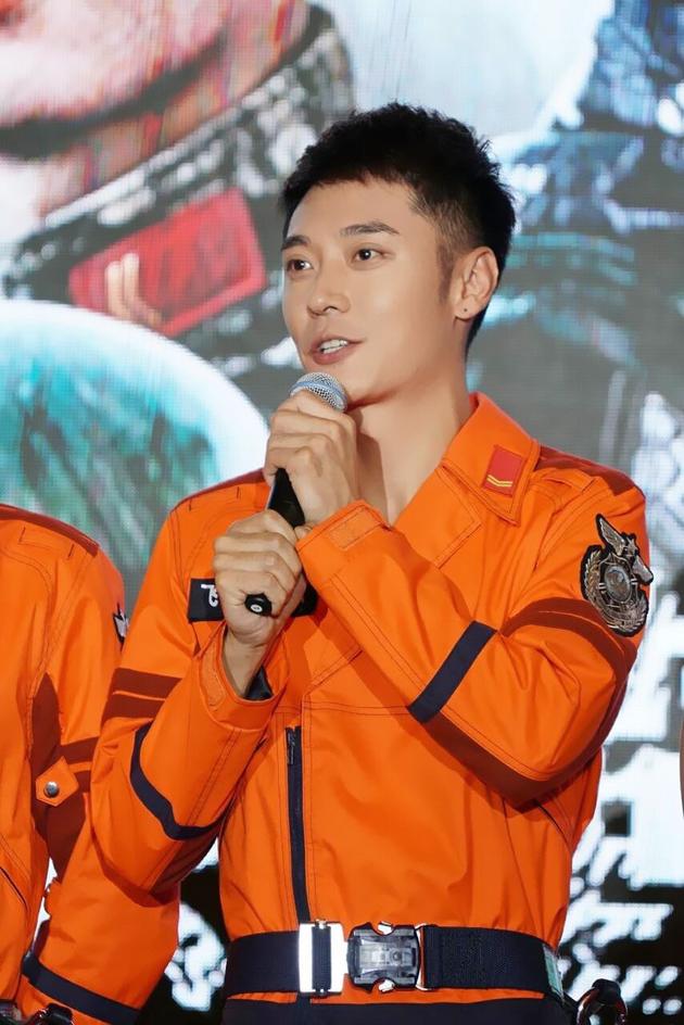 张丹峰“制服诱惑”现身发布会 暴瘦20斤|张丹峰|《特勤精英》|电视剧_新浪娱乐_新浪网