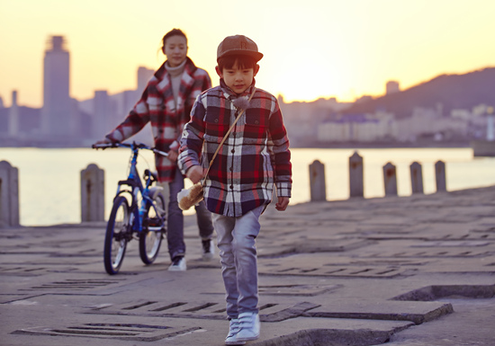 陪伴是最好的教育!董洁讲故事哄孩子入睡